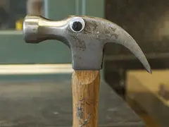 Чук с едно залепено пластмасово око върху стоманената глава