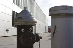 Пожарен кран с две залепени пластмасови очи